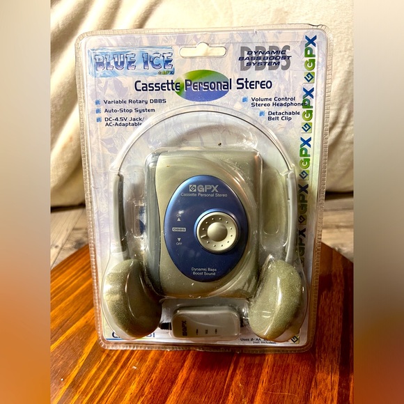 NOS Blue Ice GPX Model C3052BI AM/FM Portable Cassette Personal Stereo player